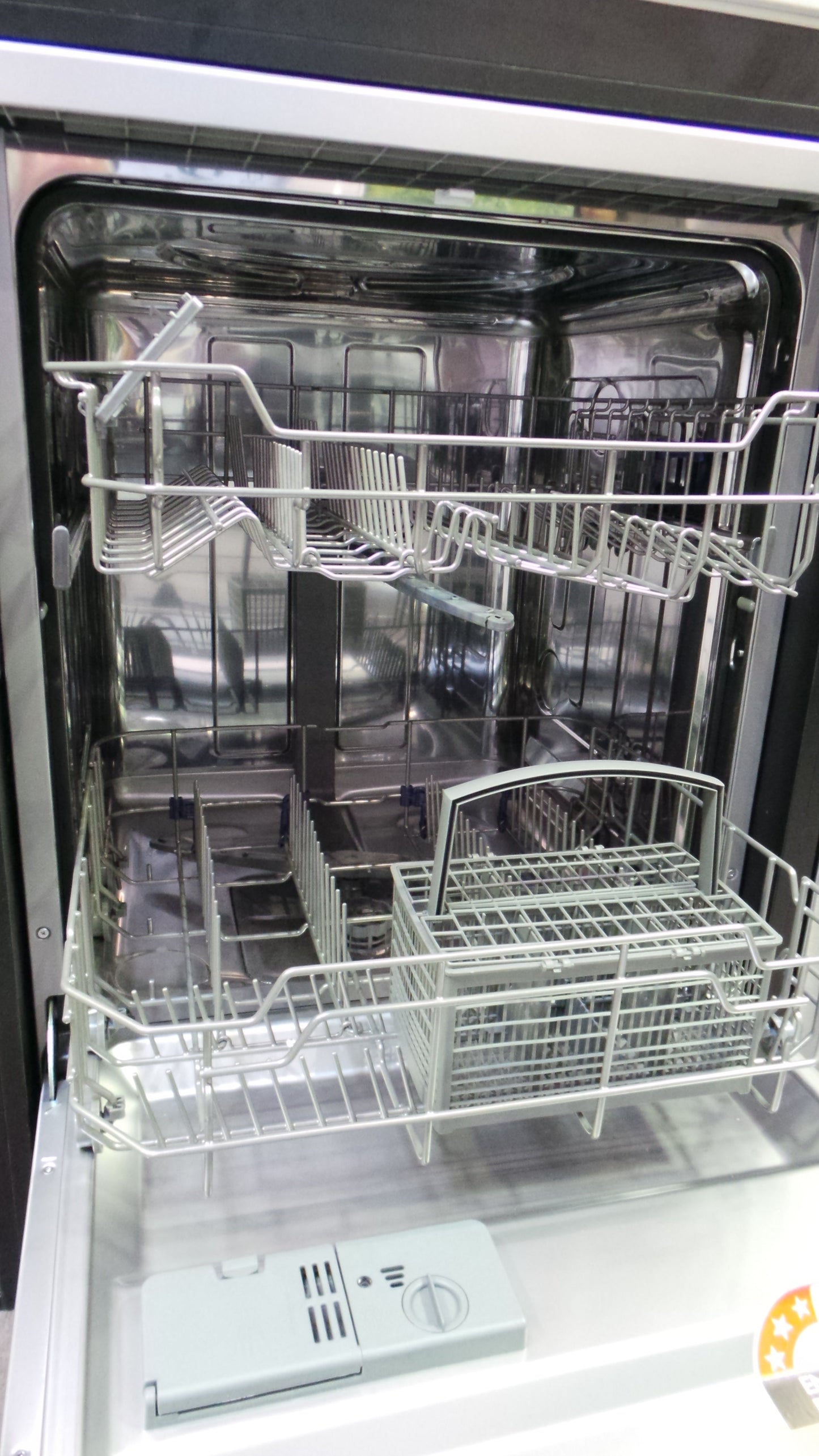 Kleenmaid DW6020XB 60cm Black Stainless Steel Free Standing or Build-Under Dishwasher